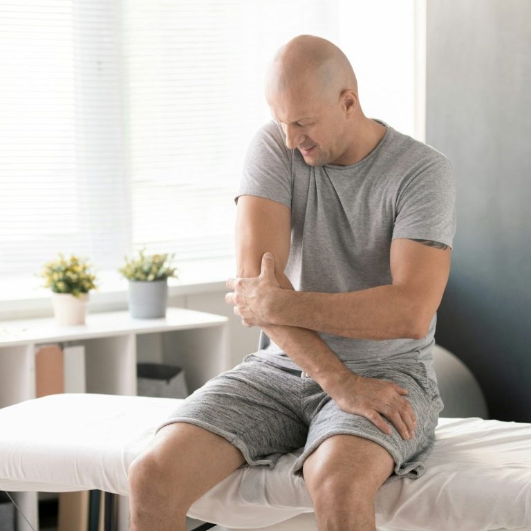 Osteopathie für Erwachsene in Frankfurt - Miriam Henkel Frau erhält eine Nackenmassage. Osteopathiesche Behandlung in Frankfurt