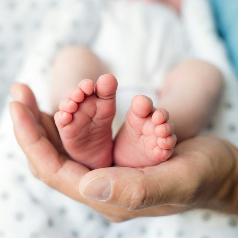 Kinder- und Säuglingsosteopathie - Miriam Henkel Frankfurt Ein Elternteil hält zarte Babyfüße in der Hand.